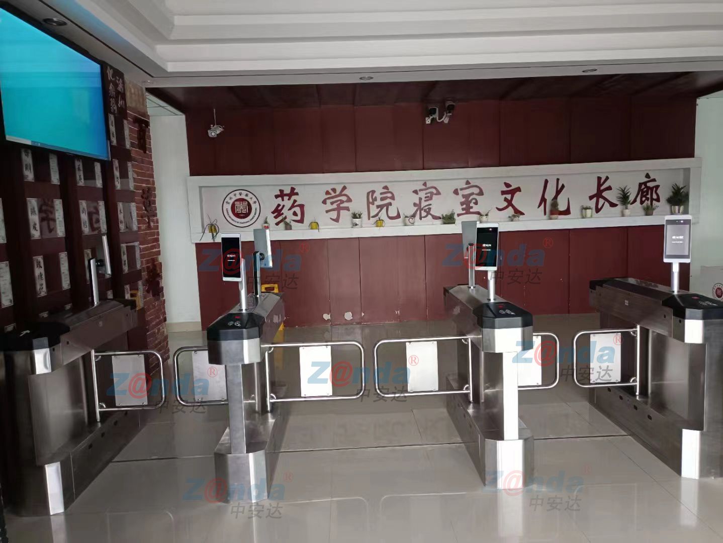 貴州中醫(yī)藥大學宿舍36通道擺閘+人臉識別宿管系統